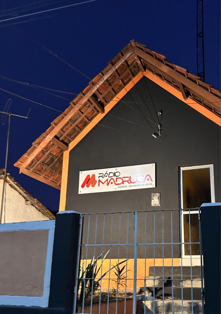 predio a noite radio